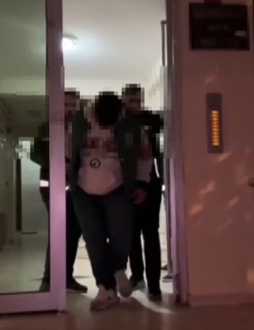 Kadıköy Metro’da Oyuncak Tüfekle Görüntü Paylaşan Genç Gözaltına Alındı Kadıköy metrosunda elindeki oyuncak tüfekle video çeken 17 yaşındaki A.B.Ö.,