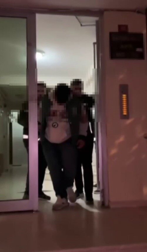 Kadıköy metrosunda elindeki oyuncak tüfekle video çeken 17 yaşındaki A.B.Ö.,