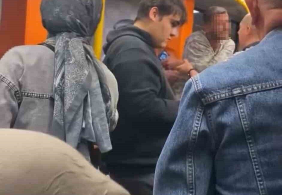 Bursa'nın Yıldırım ilçesinde metroda iki yolcu arasında çıkan kavga, seferin