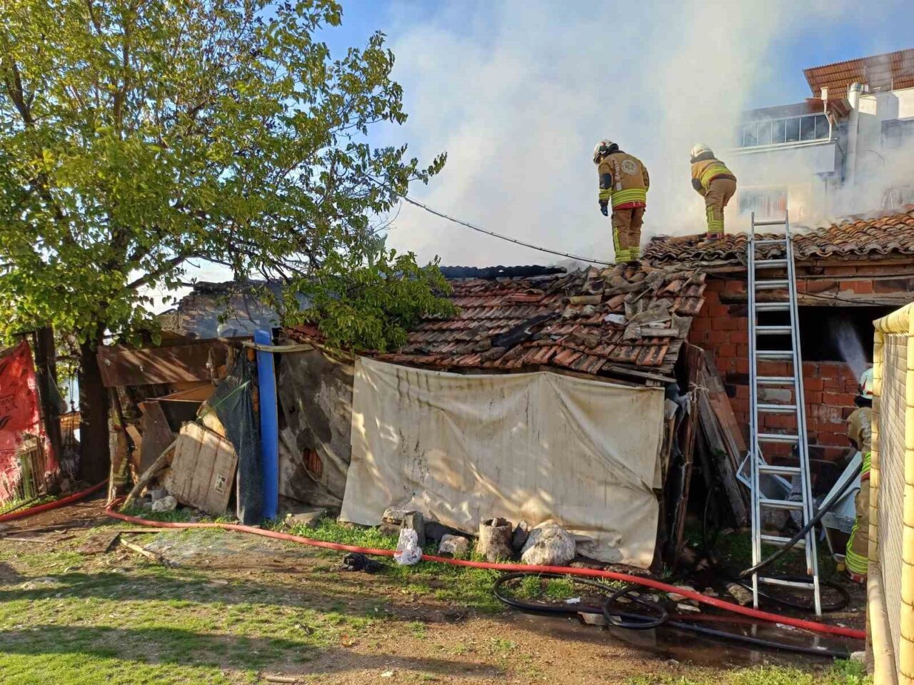 Manisa'nın Yunusemre ilçesinde, Keçiliköy Mahallesi'ndeki metruk bir binada çıkan yangın,