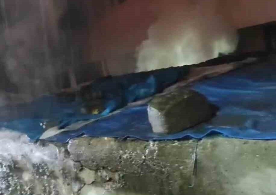 Bingöl'ün Genç ilçesinde metruk bir binada çıkan yangın, itfaiye ekiplerinin