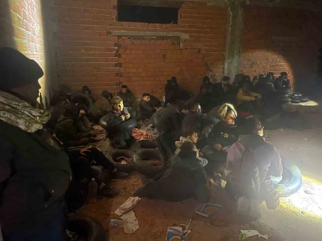 İzmir'in Çeşme ilçesinde jandarma, metruk bir binada 29 düzensiz göçmeni