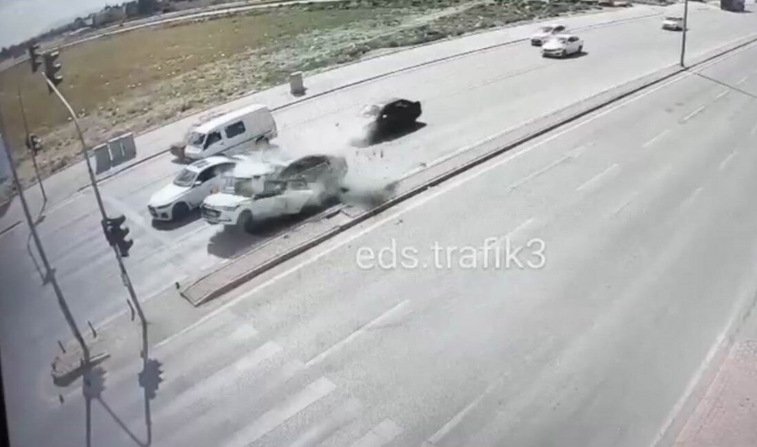 Konya'da kırmızı ışıkta bekleyen kimya öğretmeni Mevlüt Külcü, İsmail A.