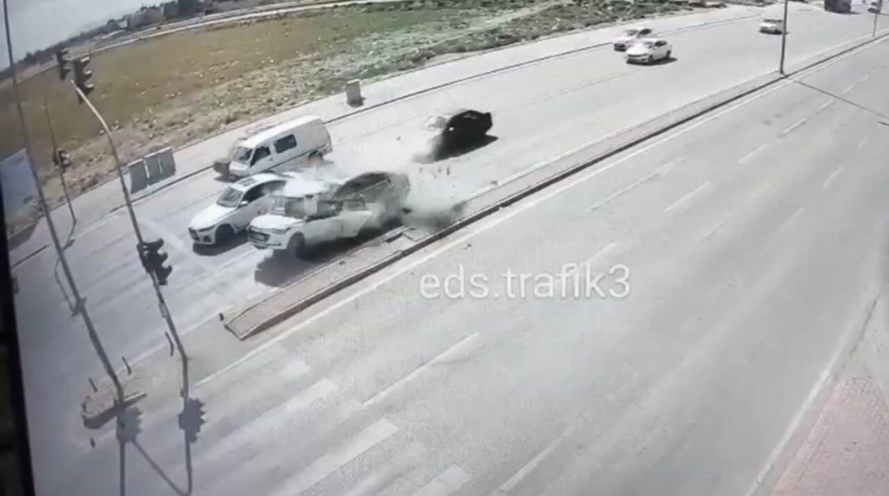 Konya'da kırmızı ışıkta bekleyen kimya öğretmeni Mevlüt Külcü, İsmail A.