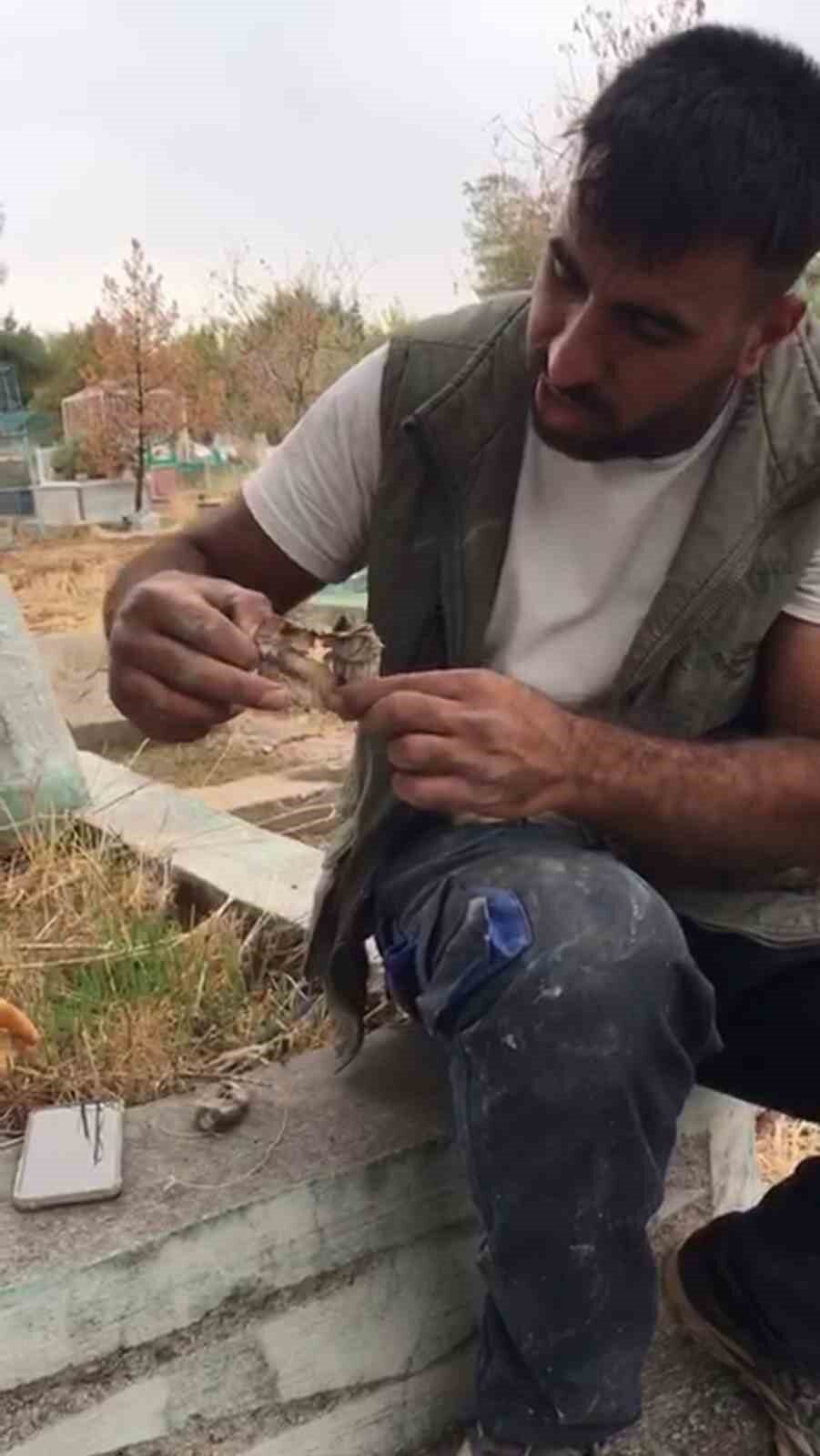 Diyarbakır'ın Bağlar ilçesindeki Yeniköy mezarlığında mezar kazarken Barış Karabulut, kefenlenmiş