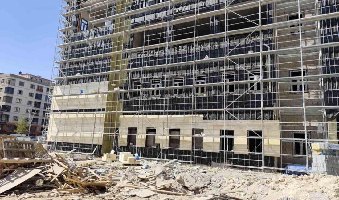 Mardin'in Midyat ilçesinde inşaatı süren Adalet Sarayı'nın, Veysi Şahin'in çabalarıyla