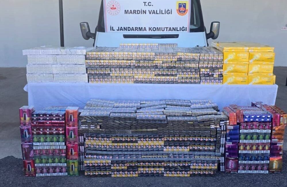 Mardin’de düzenlenen operasyonda 16 bin paket kaçak sigara ve bin 500 elektronik sigara yakalandı Mardin’in Midyat ilçesinde jandarma tarafından gerçekleştirilen operasyonda, gizli bölmelerle donatılmış