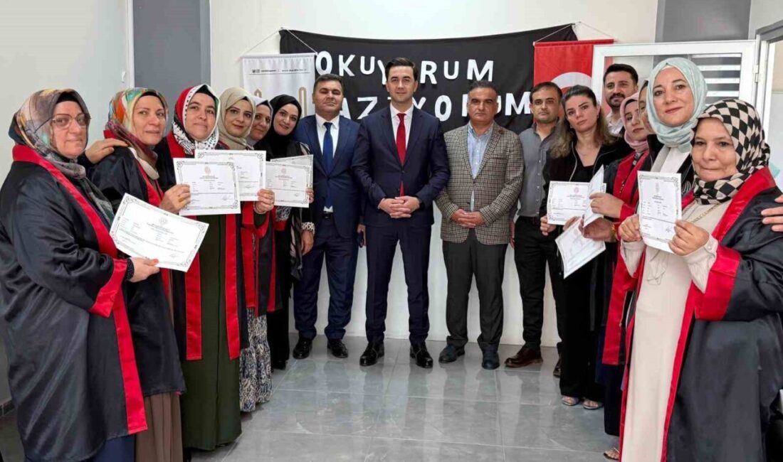 Mardin'in Midyat ilçesinde, okuma yazma kursunu başarıyla tamamlayan kursiyerlere sertifikaları