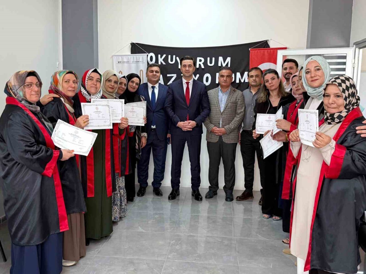 Mardin'in Midyat ilçesinde, okuma yazma kursunu başarıyla tamamlayan kursiyerlere sertifikaları