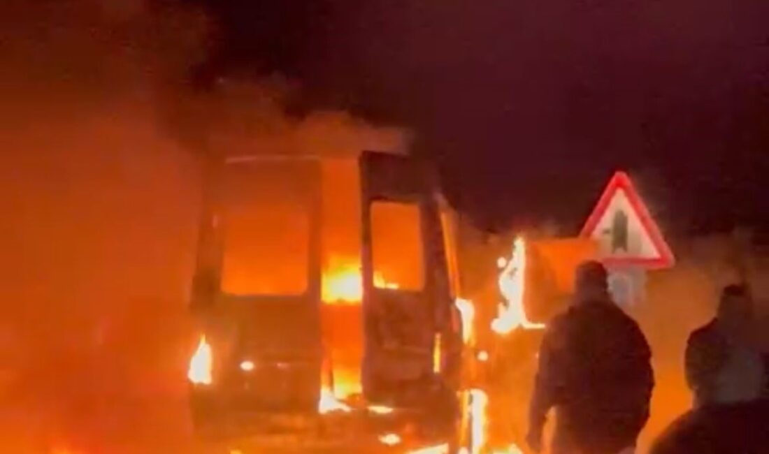 Muğla'nın Milas ilçesinde bir çiftçiye ait minibüs, Boğa Yokuşu mevkiinde