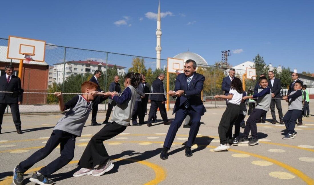 Millî Eğitim Bakanı Yusuf Tekin, Erzurum'daki Murat Ellik İlköğretim Okulu'nda