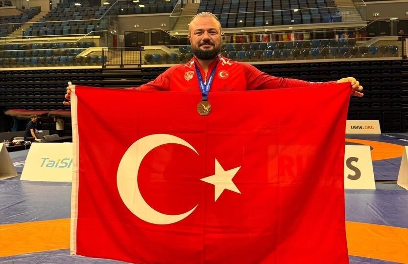 Erzincanlı güreşçi Serhat Sarıçiçek, 2025 Veteranlar Dünya Güreş Şampiyonası'nda bronz