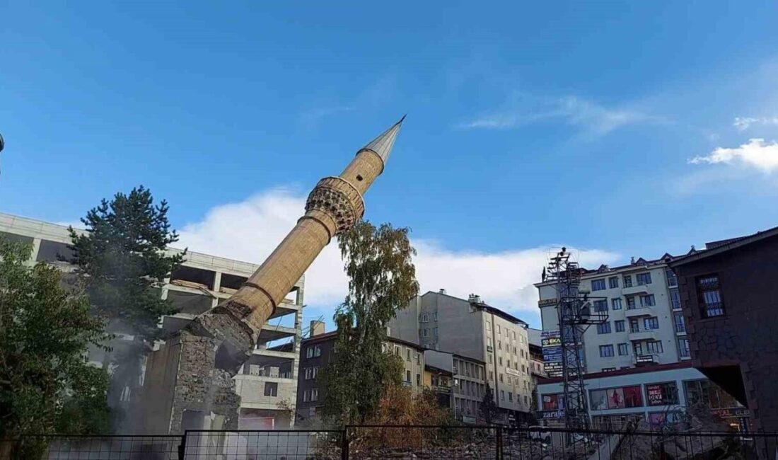 Erzurum’da Yıkılan Aşağı Mumcu Camii’nin Minaresinin Yıkımı Görüntülendi Erzurum'da kentsel dönüşüm kapsamında Aşağı Mumcu Cami yıkıldı. Yıkım sürecinde
