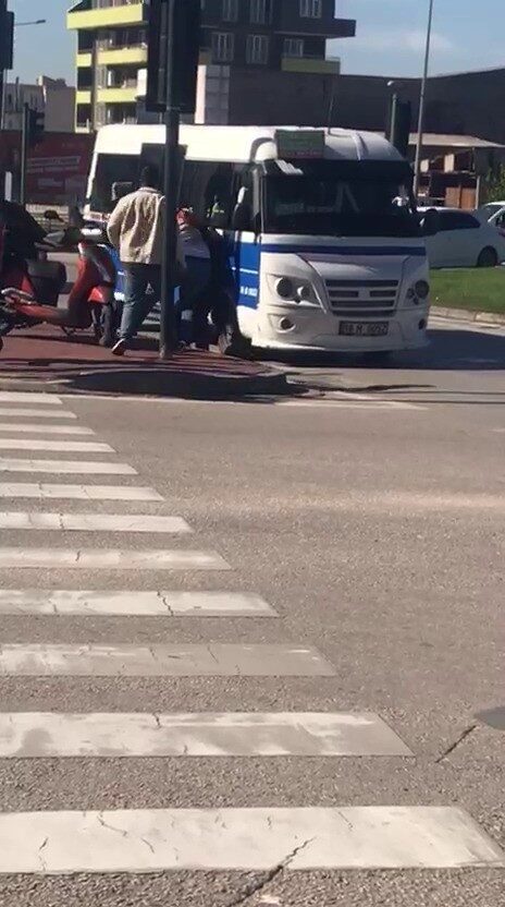 Yıldırım’da Minibüs Şoförü ile Motokurye Arasında Yol Verme Tartışması Kavgaya Dönüştü