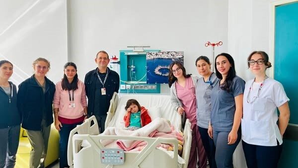 Muğla Eğitim ve Araştırma Hastanesi'nde, 3 buçuk yaşındaki Beren'e, doğuştan