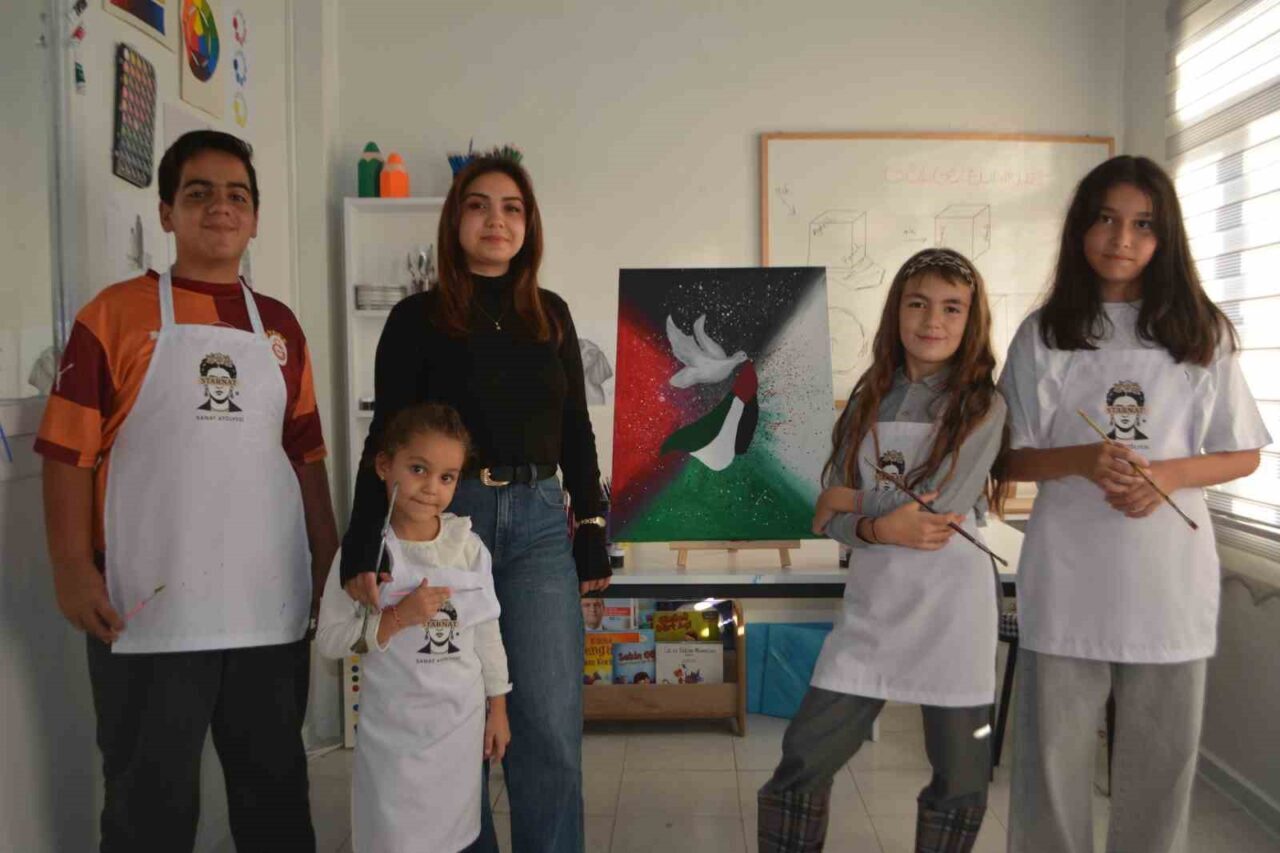 Balıkesir’in Ayvalık ilçesinde minik çocuklar, Gazze'deki savaştan etkilenen yaşıtları için