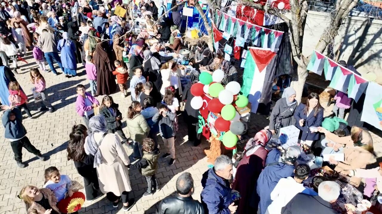 Ağrı'daki okullarda düzenlenen yardım kampanyası ile Gazze'ye destek amacıyla yaklaşık