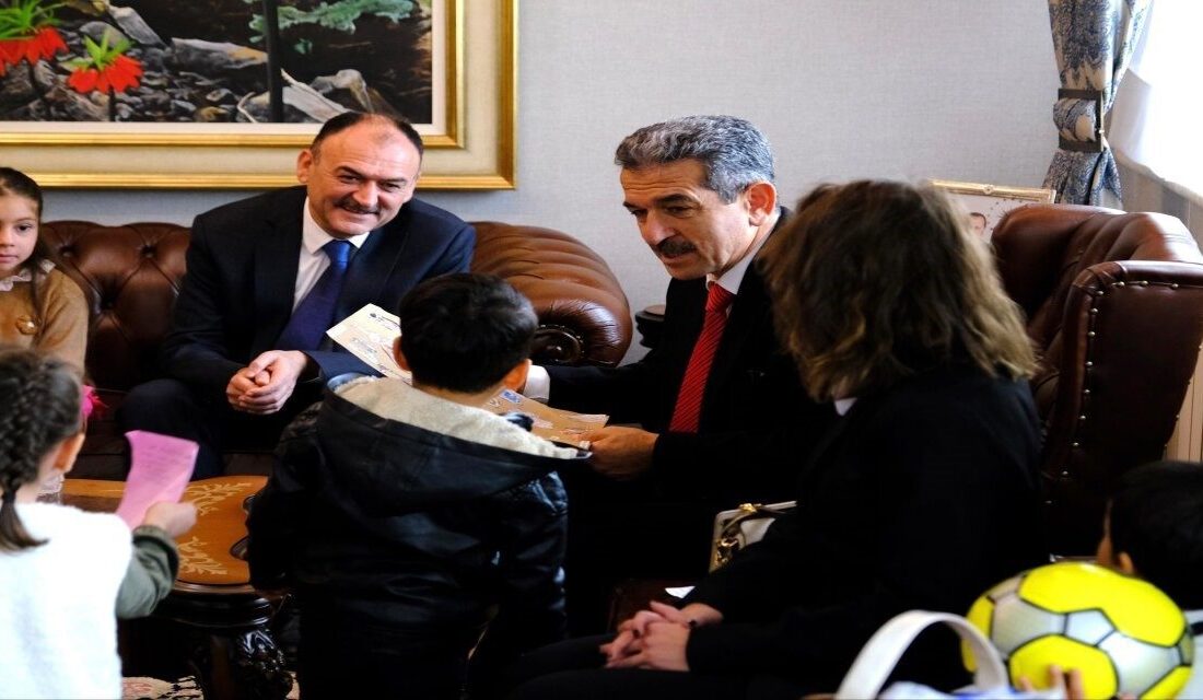 Şırnak Vakıf Anaokulu Öğrencileri Vali Birol Ekici’yi Ziyaret Etti Şırnak Vakıf Anaokulu öğrencileri, İl Milli Eğitim Müdürü Bilal Yılmaz