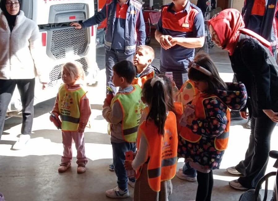 Afyonkarahisar’daki Özel Minik Eller Anaokulu öğrencileri, İtfaiye Haftası dolayısıyla Şuhut