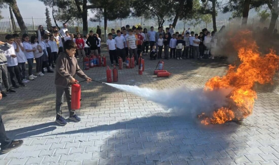 Bayırköy’de Öğrenciler, İtfaiye Ekipleriyle Yangın Güvenliğini Öğrendi Bayırköy'deki minik öğrenciler, itfaiye ekipleriyle düzenlenen etkinlikte yangın güvenliği eğitimine