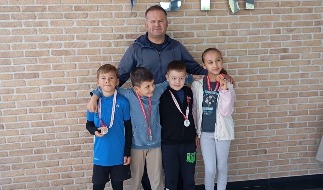 Düzce’li Tenisçilerin Sakarya’daki Turnuvada Aldığı Başarılar Göz Kamaştırdı Düzce Gençlik ve Spor İl Müdürlüğü tenisçileri, Sakarya'daki 8-9-10 yaş