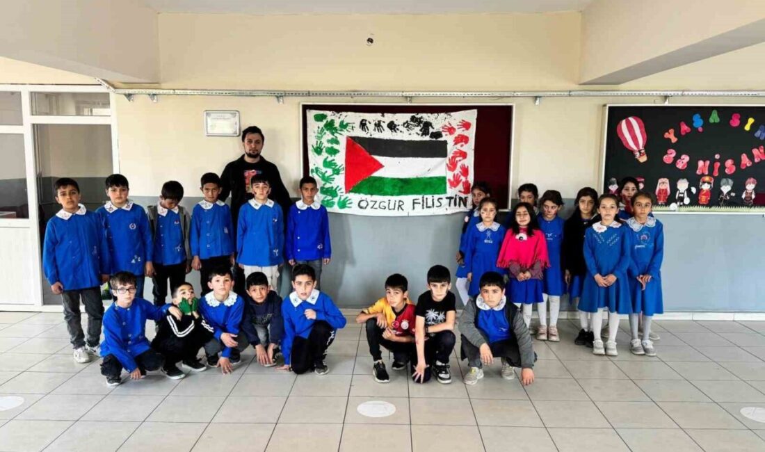 Ağrı’daki Öğrencilerden Filistin Destekli Barış Mesajı Yunus Emre İlkokulu öğrencileri, öğretmenleri Recep Akbaş öncülüğünde "Özgür Filistin"