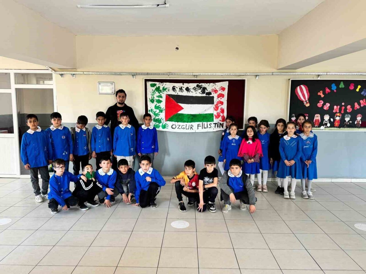 Yunus Emre İlkokulu öğrencileri, öğretmenleri Recep Akbaş öncülüğünde "Özgür Filistin"