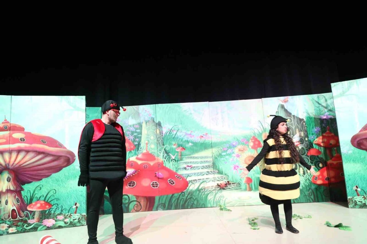 Gebze’de “Beneksiz Böcek Uğur” Tiyatro Oyunu Küçük İzleyicilerle Buluştu