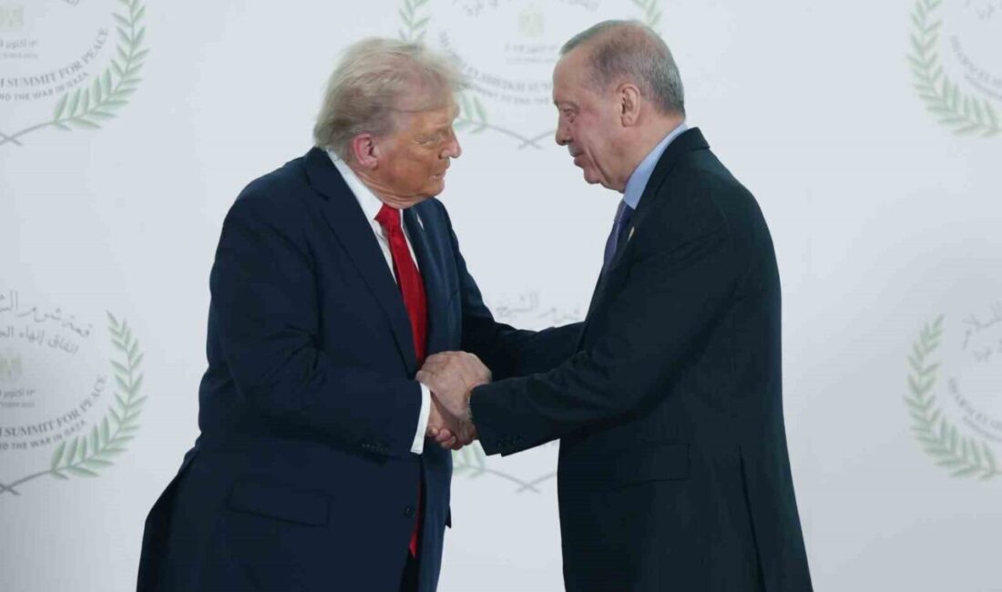 Trump, Şarm El-Şeyh Zirvesi’nde Dünya Liderleriyle Birlikte Aile Fotoğrafı Çektirdi ABD Başkanı Donald Trump, Mısır'da düzenlenen Barış için Şarm El-Şeyh