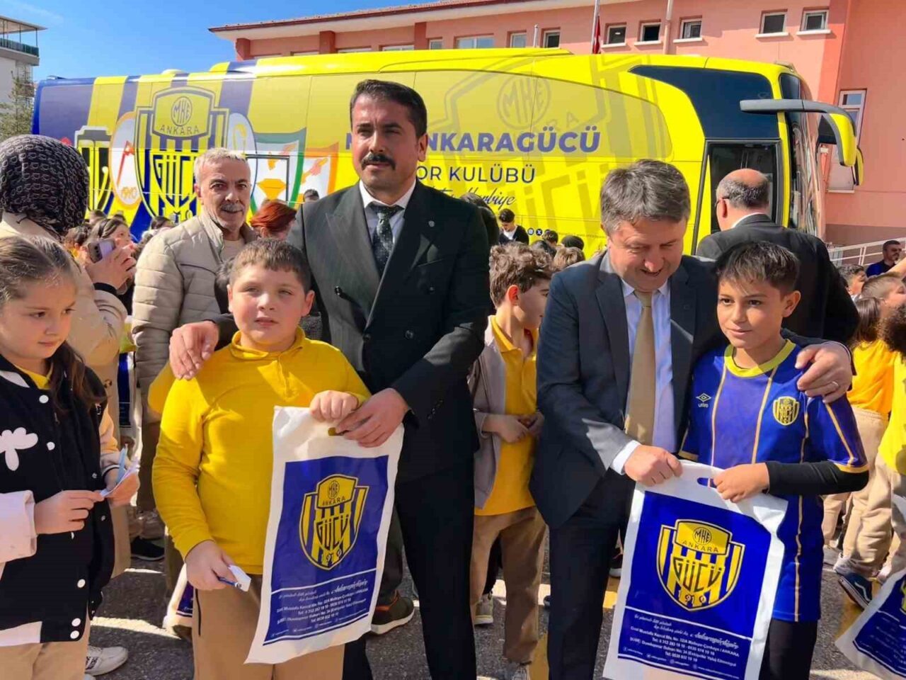 MKE Ankaragücü, Pursaklar Azmi Ertuğrul İlkokulu'nda düzenlediği etkinlikle öğrencilere spor