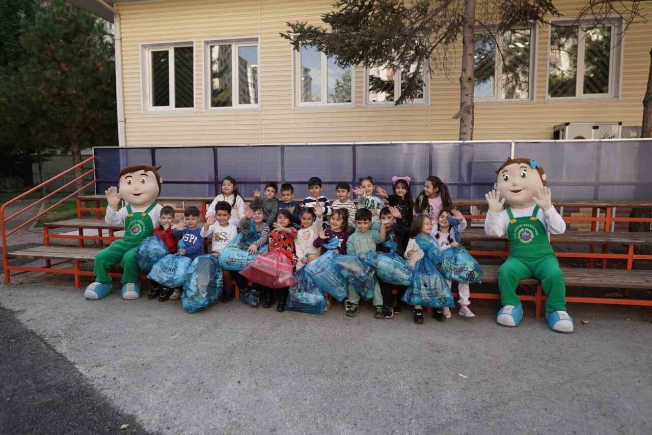 Melikgazi Belediyesi’nden Okullara Geri Dönüşüm Eğitimi: Mobil Sıfır Atık Aracıyla Farkındalık Yaratılıyor