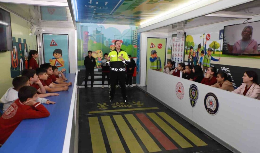 Hakkari’de, İçişleri Bakanlığı tarafından hayata geçirilen Mobil Trafik Eğitim Tırı,