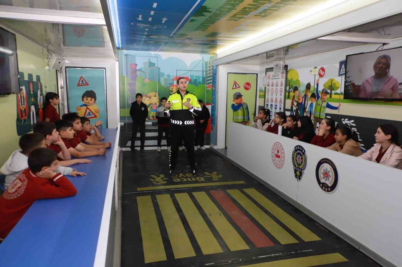 Hakkari’de, İçişleri Bakanlığı tarafından hayata geçirilen Mobil Trafik Eğitim Tırı,