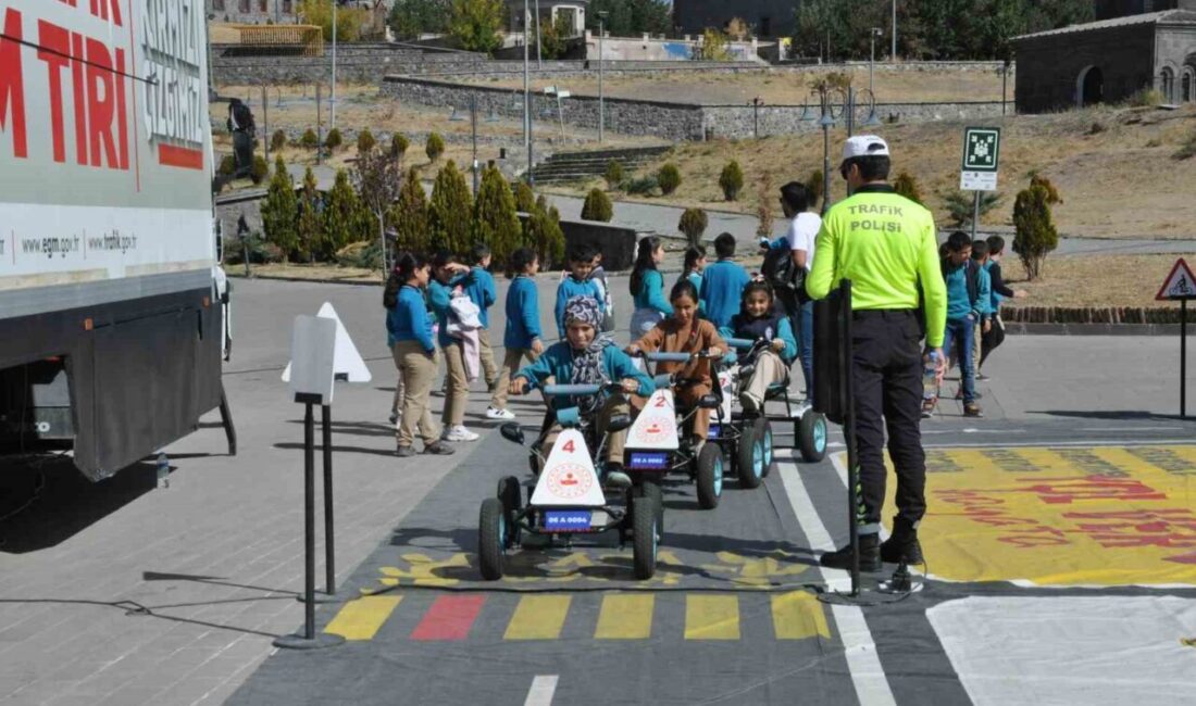 Kars'a gelen "Mobil Trafik Eğitim Tırı", öğrencilere trafik güvenliği konusunda