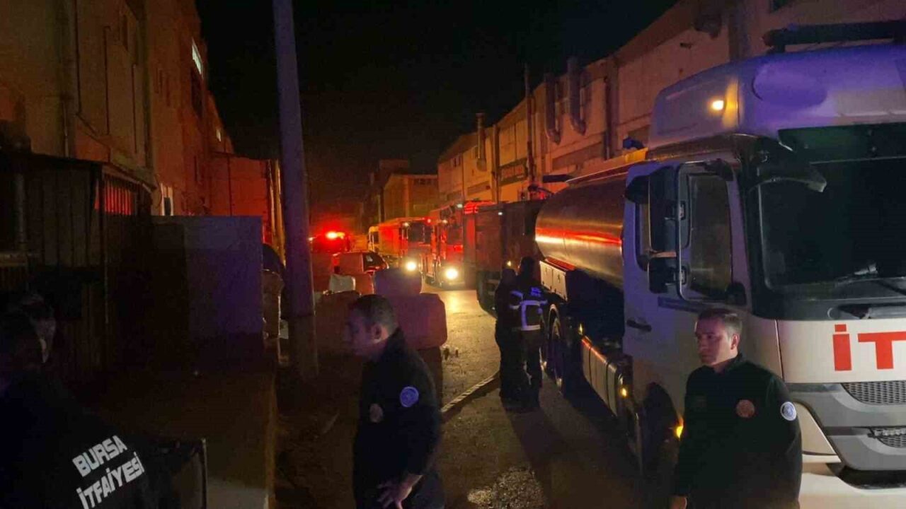 Bursa İnegöl'deki bir mobilya imalathanesinde akşam saatlerinde yangın çıktı. Mahmudiye
