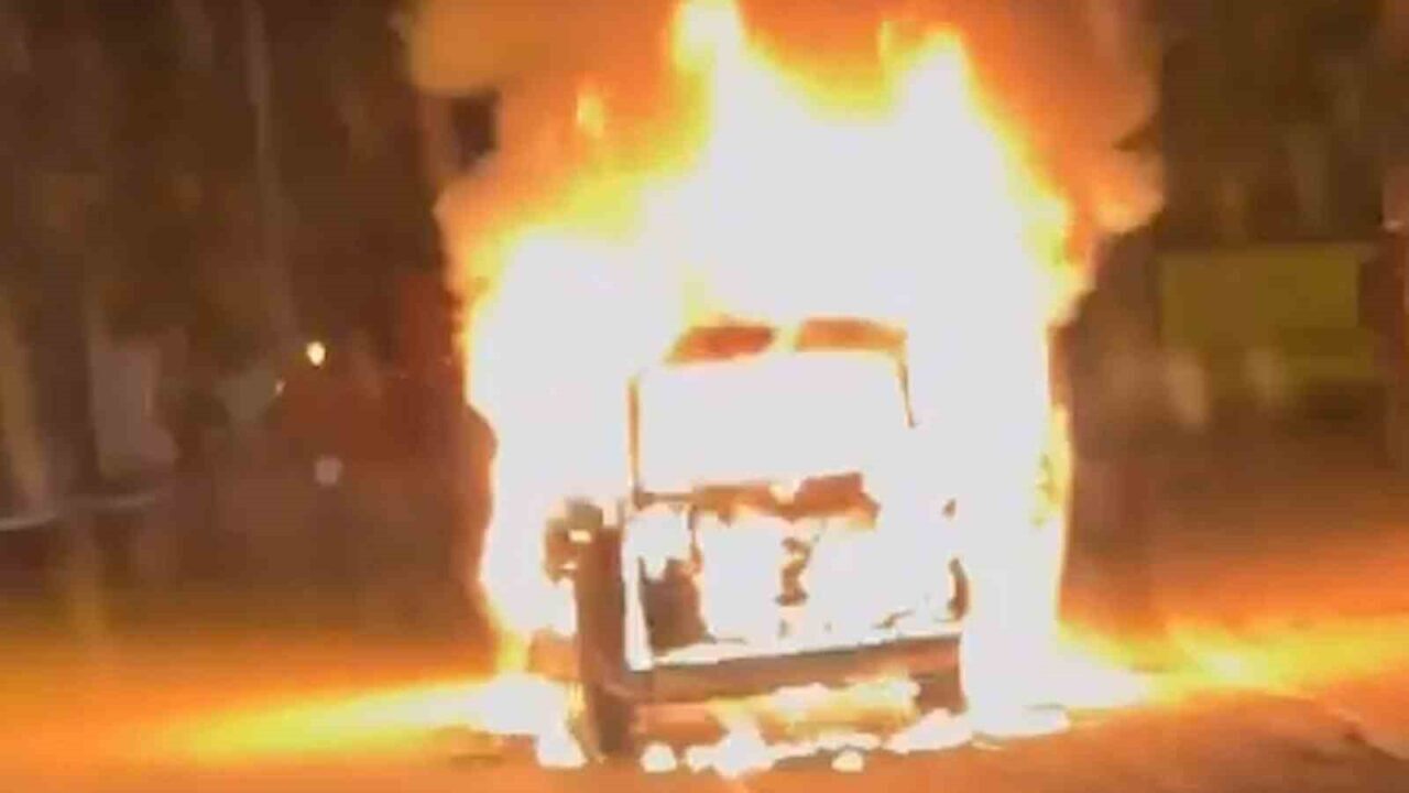 Kırıkkale’de Seyir Halindeki Ticari Araç Alev Alev Yandı, İtfaiye Müdahale Etti