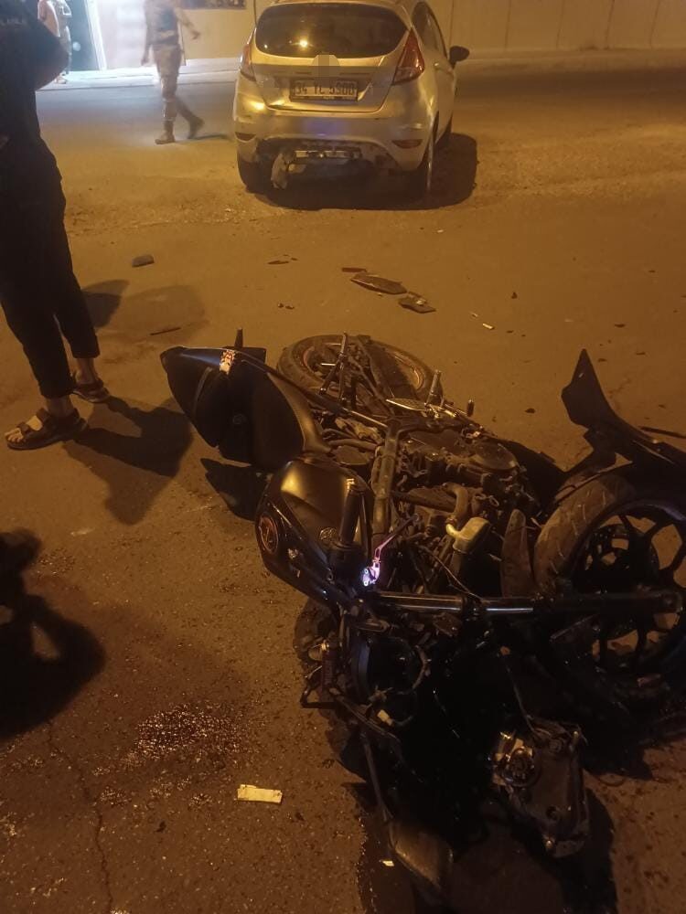 Diyarbakır'ın Silvan ilçesinde Gazi Caddesi'nde otomobil ile motosiklet çarpıştı. Kazada