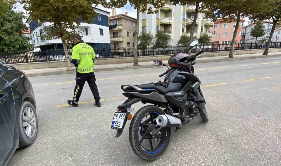 Çorum’da Motosiklet ile Otomobil Arasında Kaza: 1 Yaralı Çorum'un Ulukavak Mahallesi'nde motosiklet ve otomobil çarpıştı. İsmail Cem E.