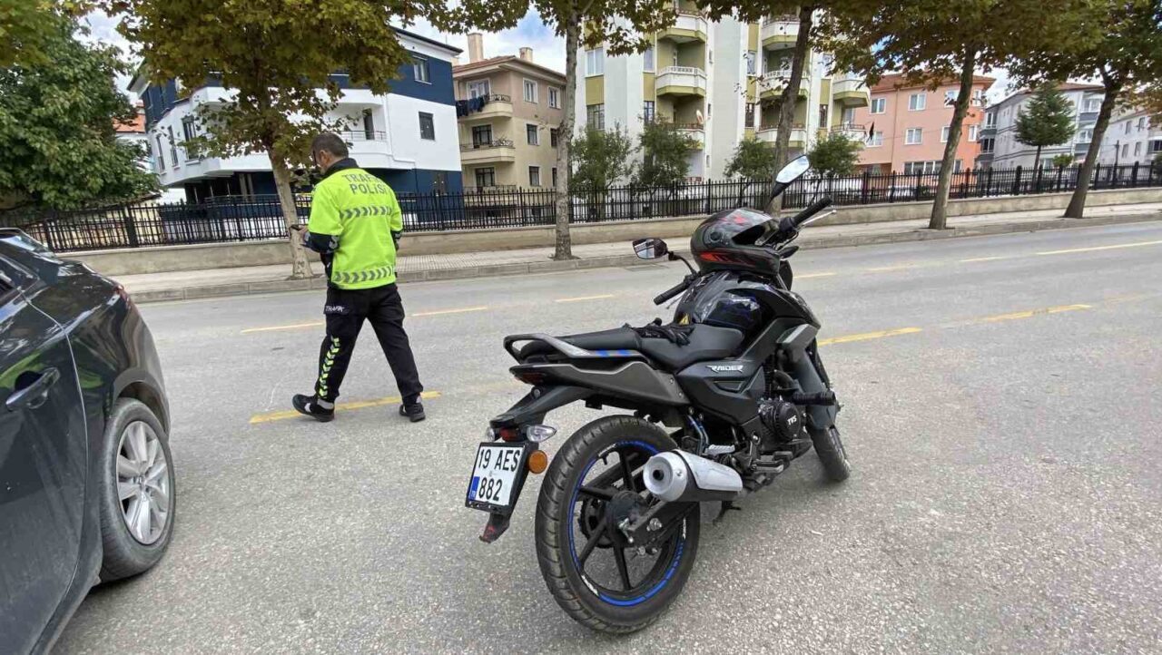 Çorum'un Ulukavak Mahallesi'nde motosiklet ve otomobil çarpıştı. İsmail Cem E.