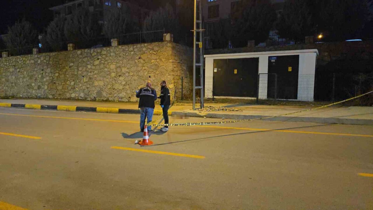 Karabük'te 16 yaşındaki Umut K. kontrolü kaybettiği motosikletle kaldırıma çarptı.