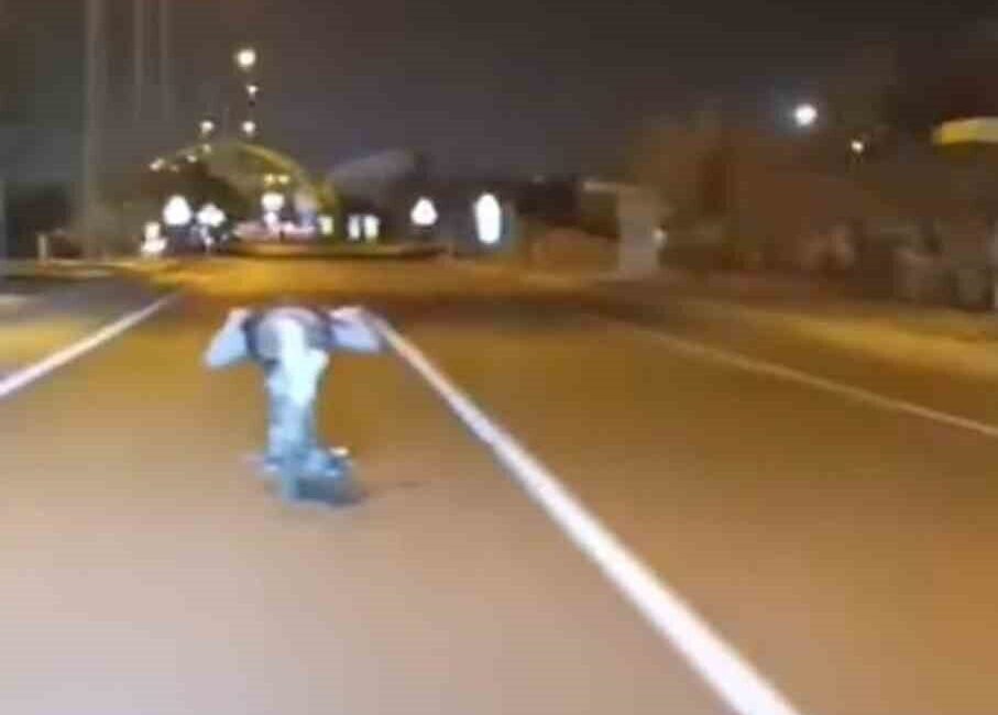 Afyonkarahisar’da Motosiklette Yatan Genç, Tehlikeli Vahşiliğiyle Dikkat Çekti Afyonkarahisar’ın Çayırbağ beldesinde bir genç, 80 km hızla giden motosikletin