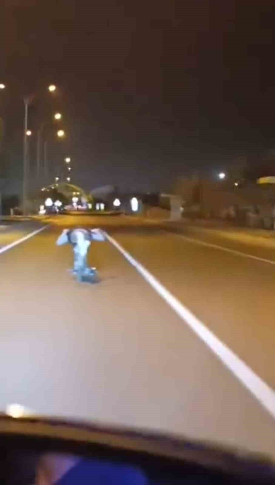 Afyonkarahisar’ın Çayırbağ beldesinde bir genç, 80 km hızla giden motosikletin