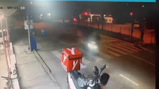 Bursa'da kırmızı ışıkta geçmeye çalışan A.K.'ye motosikletli kurye C.C. çarptı.