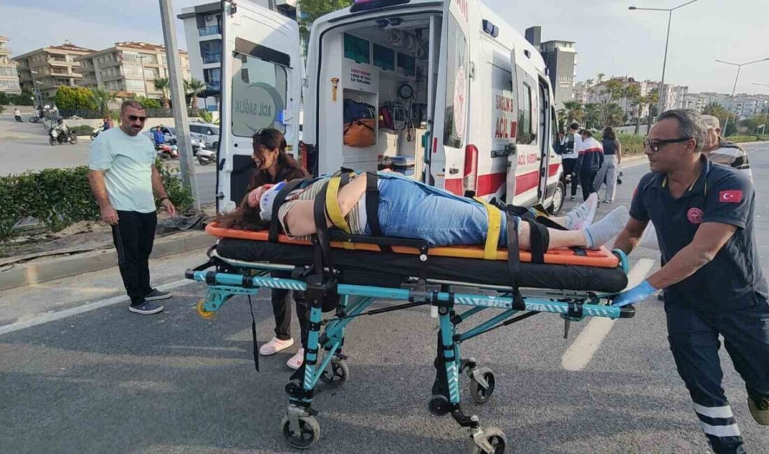 Kuşadası’nda Motosikletin Çarptığı Kadın Ağır Yaralandı, Kaza Anı Güvenlik Kamerasında Görüntülendi Kuşadası'nda Adile S., Turgut Özal Bulvarı'nda motosikletin çarpması sonucu ağır