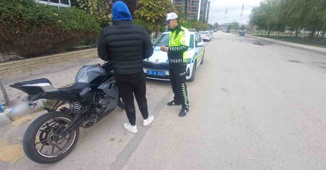 Afyonkarahisar'da motosikletinin plakasını değiştirmeye çalışan M.A. adlı sürücü, polis tarafından