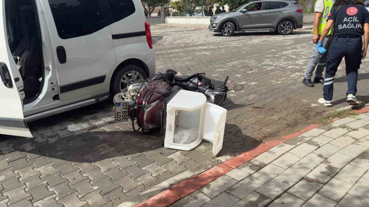 Antalya'nın Gazipaşa ilçesinde motosiklet ve hafif ticari aracın çarpışması sonucu