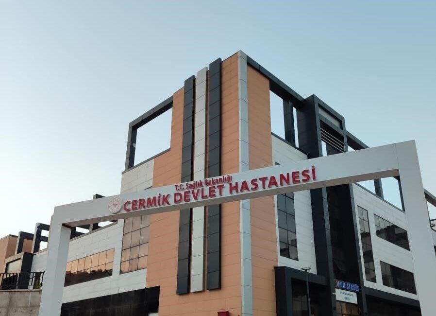 Diyarbakır'ın Çermik ilçesinde, motosikletli bir saldırgan M.K. adındaki kadını otomobilden