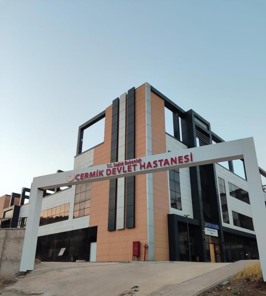 Diyarbakır'ın Çermik ilçesinde, motosikletli bir saldırgan M.K. adındaki kadını otomobilden