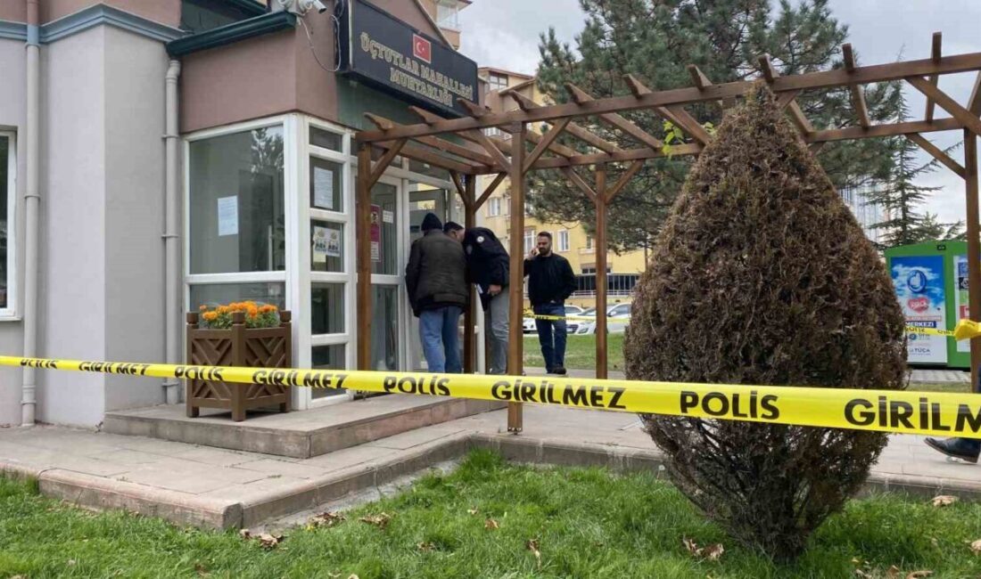 Çorum'da motosikletle gelen D.P., Üçtutlar Mahallesi Muhtarlığı'na tabancayla ateş açtı.