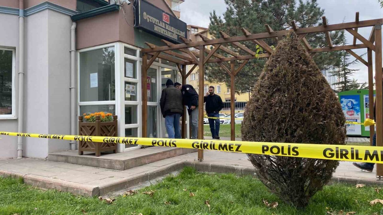 Çorum'da motosikletle gelen D.P., Üçtutlar Mahallesi Muhtarlığı'na tabancayla ateş açtı.